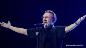 Названы самые дорогие ведущие и артисты на новогодние корпоративы